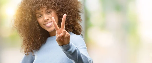 Mujer Afroamericana Vistiendo Suéter Sonriendo Mirando Cámara Mostrando Los Dedos —  Fotos de Stock