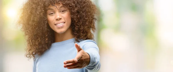 Mujer Afroamericana Vistiendo Suéter Sonriente Amistoso Ofreciendo Apretón Manos Como — Foto de Stock