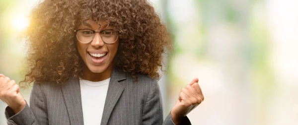 Afrikanisch Amerikanische Geschäftsfrau Mit Brille Feiert Überrascht Und Erstaunt Den — Stockfoto