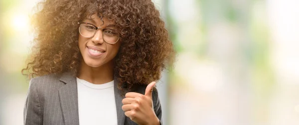 Afro Amerikaanse Zakenvrouw Bril Gelukkig Duimschroef Opwaarts Gebaar Met Hand — Stockfoto