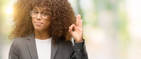 Afro Amerikaanse Zakenvrouw Bril Glimlachend Positieve Doen Teken Met Hand — Stockfoto