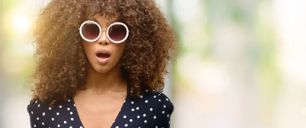 Afroamerikanerin Mit Sonnenbrille Und Sommerkleid Erschrocken Mit Überraschungsgesicht Ängstlich Und — Stockfoto