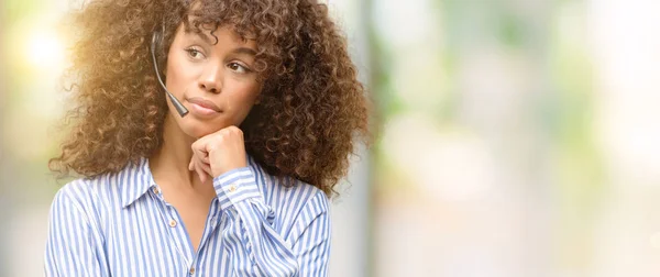 African American Call Center Operatören Kvinna Allvarligt Ansikte Tänka Fråga — Stockfoto