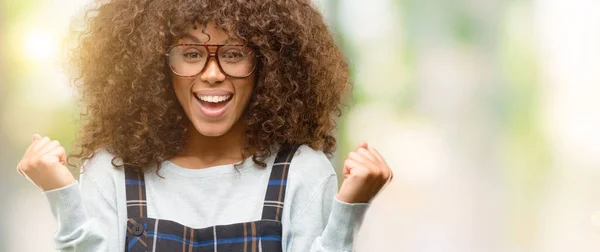 Mujer Afroamericana Vistiendo Estilo Retro Gritando Orgullosa Celebrando Victoria Éxito — Foto de Stock