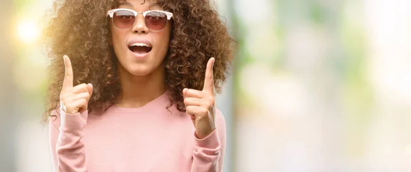 African American Vrouw Draagt Roze Zonnebril Verbaasd Verrast Opzoeken Wijzen — Stockfoto