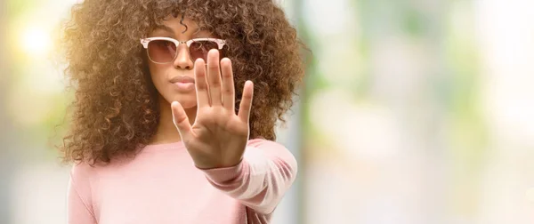 African American Vrouw Draagt Roze Zonnebril Doet Stop Zingen Met — Stockfoto