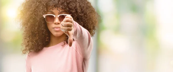 African American Vrouw Draagt Roze Zonnebril Zoek Ongelukkig Boos Tonen — Stockfoto