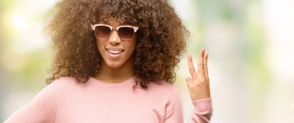 Mujer Afroamericana Con Gafas Sol Rosadas Mostrando Apuntando Hacia Arriba — Foto de Stock