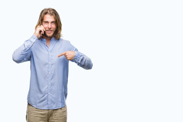 Joven Hombre Guapo Con Pelo Largo Sobre Fondo Aislado Hablando —  Fotos de Stock