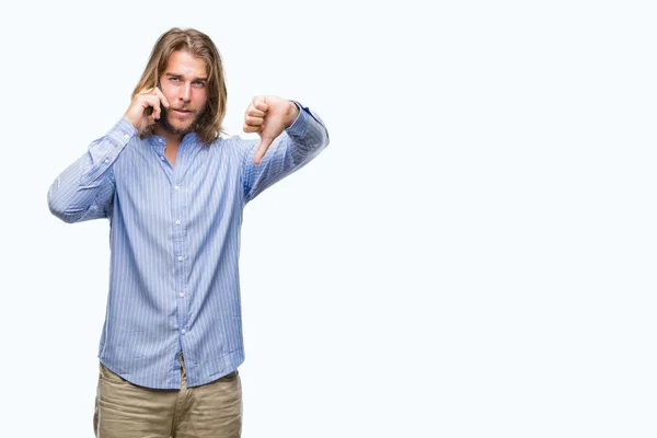 Junger Gutaussehender Mann Mit Langen Haaren Vor Isoliertem Hintergrund Der — Stockfoto