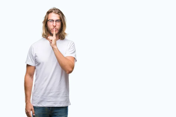 Homem Bonito Jovem Com Cabelos Longos Usando Óculos Sobre Fundo — Fotografia de Stock