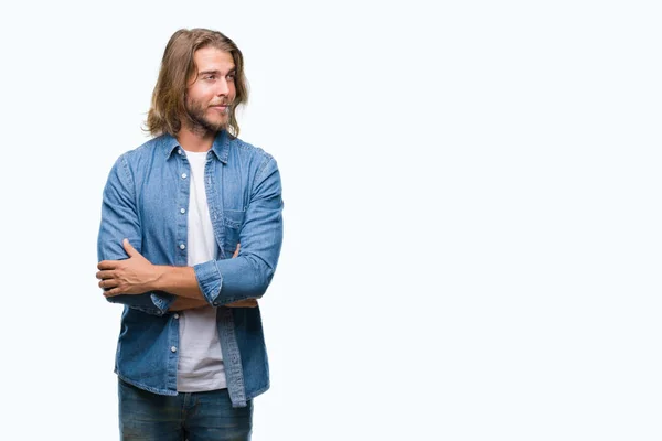 Jonge Knappe Man Met Lange Haren Geïsoleerde Achtergrond Glimlachend Uitziende — Stockfoto