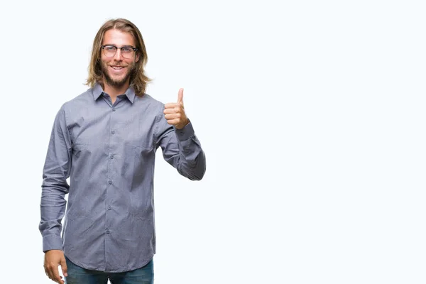 Jonge Knappe Zakenman Met Lange Haren Geïsoleerde Achtergrond Gelukkig Duimschroef — Stockfoto