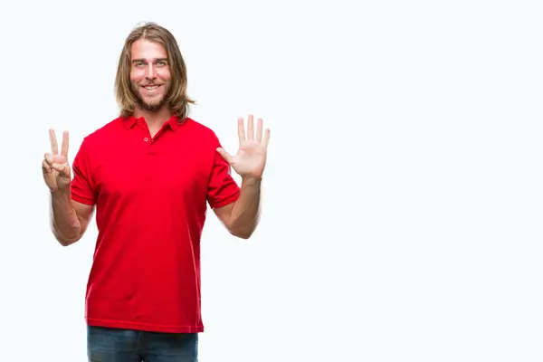 Jovem Homem Bonito Com Cabelos Longos Sobre Fundo Isolado Mostrando — Fotografia de Stock