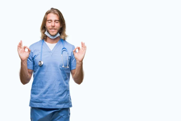 Joven Médico Guapo Hombre Con Pelo Largo Sobre Fondo Aislado — Foto de Stock