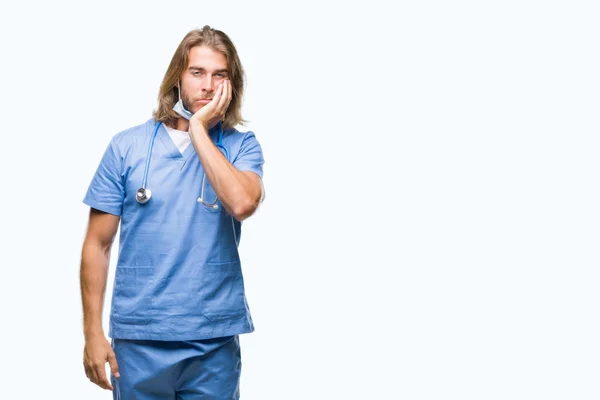 Joven Médico Guapo Hombre Con Pelo Largo Sobre Fondo Aislado — Foto de Stock