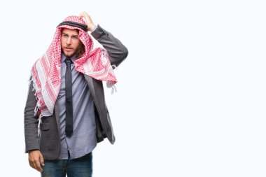 Genç yakışıklı Arap adam uzun saçlı keffiyeh izole arka plan üzerinde giyen yanıltır ve soru hakkında merak ediyorum. Şüphe, kafasına el ile düşünme ile belirsiz. Dalgın kavramı.