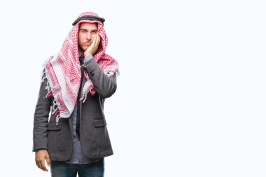 Genç yakışıklı Arap adam uzun saçlı keffiyeh seyir yorgun ve bıkkın ile depresyon sorun Çapraz kollar ile izole arka plan düşünme üzerine giyiyor.