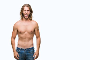Genç yakışıklı gömleksiz adam uzun saçlı seksi vücut dilini izole arka plan üzerinde gösterilen out komik ifade ile mutlu. Duygu kavramı.