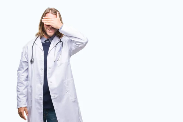 Joven Médico Guapo Con Pelo Largo Sobre Fondo Aislado Sonriendo — Foto de Stock