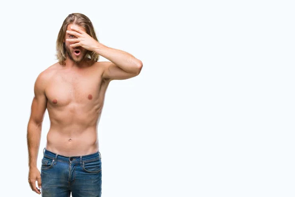 Jovem Bonito Homem Sem Camisa Com Cabelos Longos Mostrando Corpo — Fotografia de Stock