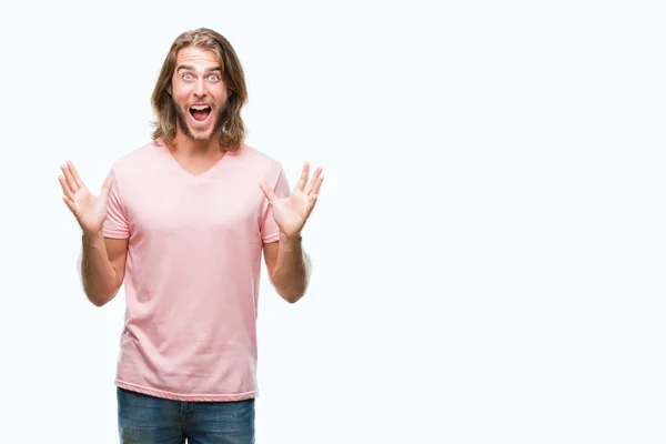 Homem Bonito Jovem Com Cabelos Longos Sobre Fundo Isolado Celebrando — Fotografia de Stock