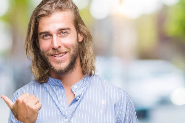 Jovem Homem Bonito Com Cabelos Longos Sobre Fundo Isolado Sorrindo — Fotografia de Stock