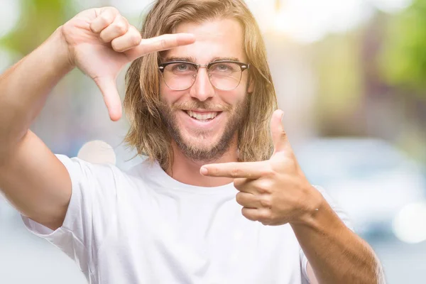 Junger Gutaussehender Mann Mit Langen Haaren Brille Über Isoliertem Hintergrund — Stockfoto