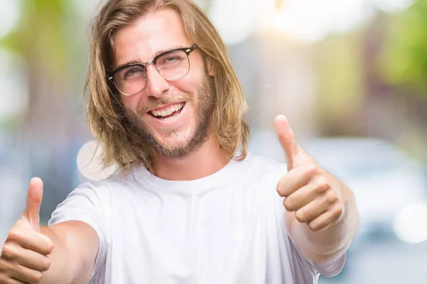 Homem Bonito Jovem Com Cabelos Longos Usando Óculos Sobre Fundo — Fotografia de Stock