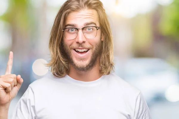 Homem Bonito Jovem Com Cabelos Longos Usando Óculos Sobre Fundo — Fotografia de Stock