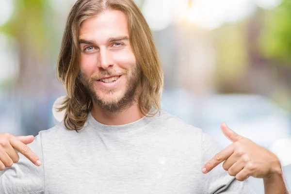 Jeune Homme Beau Avec Les Cheveux Longs Sur Fond Isolé — Photo