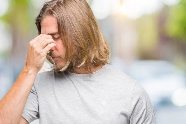 Giovane Bell Uomo Con Capelli Lunghi Sfondo Isolato Stanco Sfregamento — Foto Stock