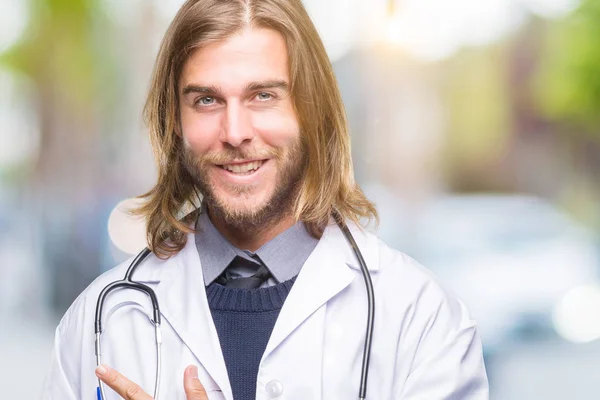 Jonge Knappe Dokter Man Met Lange Haren Geïsoleerde Achtergrond Vrolijke — Stockfoto