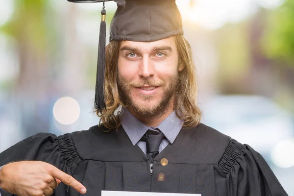 Jovem Bonito Graduado Homem Com Longo Cabelo Segurando Papel Branco — Fotografia de Stock