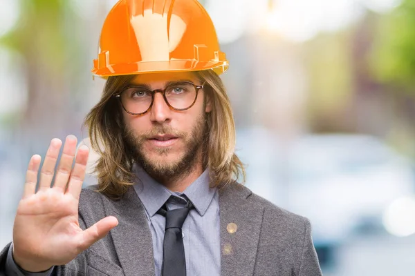 Der Junge Gut Aussehende Mann Mit Den Langen Haaren Der — Stockfoto