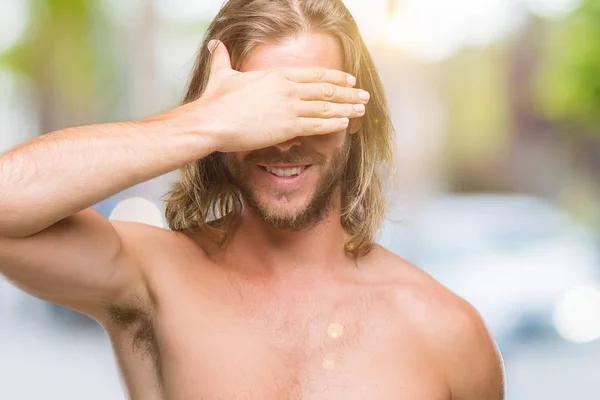 Joven Hombre Guapo Sin Camisa Con Pelo Largo Mostrando Cuerpo — Foto de Stock