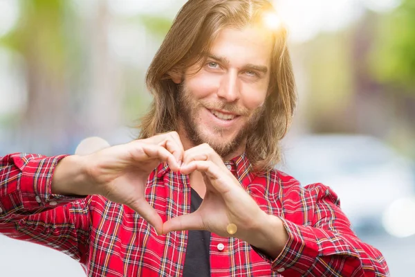 Giovane Bell Uomo Con Capelli Lunghi Sfondo Isolato Sorridente Amore — Foto Stock