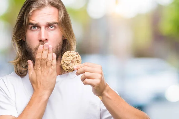 Jeune Homme Beau Aux Cheveux Longs Mangeant Chocolat Sur Fond — Photo