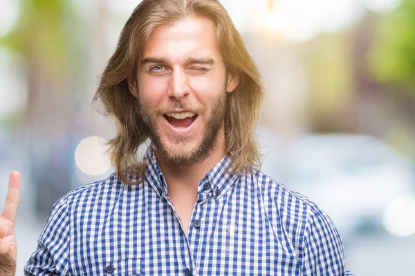 Homem Bonito Jovem Com Cabelos Longos Sobre Fundo Isolado Sorrindo — Fotografia de Stock