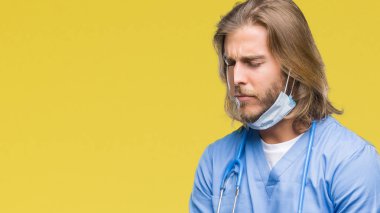 Genç yakışıklı Doktor uzun saçlı adam mide üzerinde el ile izole arka plan üzerinde çünkü mide bulantısı, ağrılı hastalık hasta hissediyor. Ağrısı kavramı.