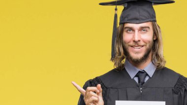 Genç yakışıklı adam uzun saçlı boş kağıt izole arka plan üzerinde çok el ve parmak ile tarafına işaret mutlu tutarak yüksek lisans