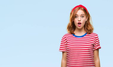 Genç güzel kadın izole arka plan korkuyor ve sürpriz ifade ile şok yüzünden korku ve yüz heyecanlı.