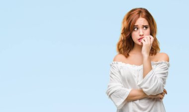 Genç güzel kadın yüzünden stresli ve gergin ile izole arka plan tırnak ısırma dudaklarından eller. Anksiyete sorunu.