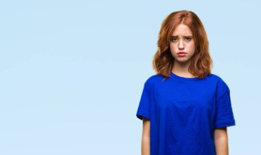 Genç güzel kadın izole arka plan yüzünden depresyona ve kızgın ve korkmuş ağlıyor sıkıntı için endişeleniyorum. Üzgün ifade.