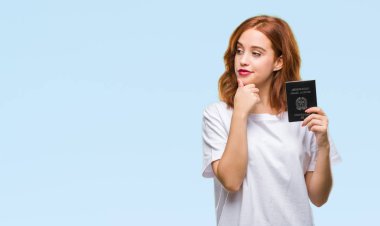 İtalya'nın genç güzel kadın holding pasaport izole arka plan ciddi bir yüz düşünme hakkında soru, çok karışık bir fikir üzerinde