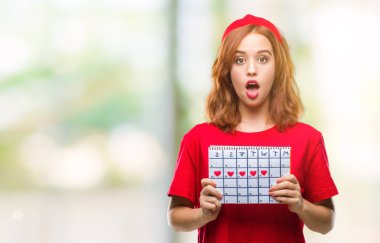 İzole arka plan adet takvim bir sürpriz yüz, korkuyor ve heyecanlı korku ifadesi ile şok korkmuş tutan genç güzel kadın