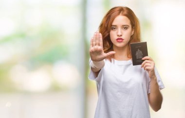 Pasaport Kanada açık eliyle dur işareti ile ciddi ve kendine güvenen ifade, savunma jest yapıyor izole arka plan üzerinde tutan genç güzel kadın