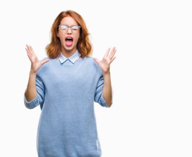 Genç güzel kadın yüzünden kızgın ve silah ile başarı için deli kutluyor kış kazak giyen izole arka plan ortaya çıkar ve heyecanlı çığlık gözler kapalı. Kazanan kavramı