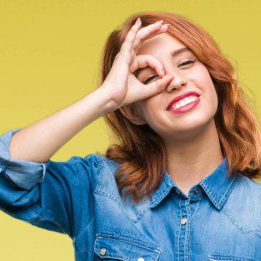 Genç güzel kadın gülümsüyor, parmakları ile mutlu yüz üzerinden seyir göz el ile ok jest yapıyor izole arka plan üzerinde.