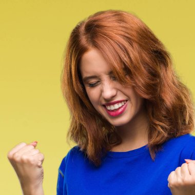 Gülümseyen ve başarı için çığlık genç güzel kadın izole arka plan çok mutlu ve heyecanlı kaldırdı, silah ile kazanan jest yapıyor. Kutlama kavramı.